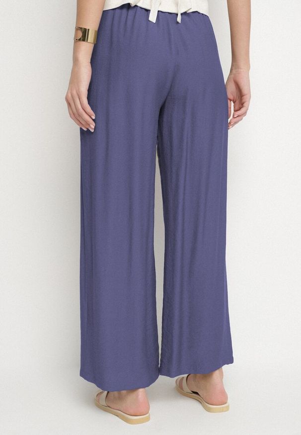 Born2be - Granatowe Szerokie Spodnie z Wysokim Stanem Ozdobione Sznurkiem Fenaris. Okazja: na spacer. Stan: podwyższony. Kolor: niebieski. Długość: długie. Wzór: aplikacja. Sezon: lato. Styl: elegancki, klasyczny