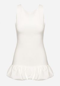 Born2be - Biały Taliowany Kombinezon Ozdobiony Falbanką Semiriela. Okazja: na co dzień. Kolor: biały. Wzór: aplikacja. Styl: klasyczny, casual #6