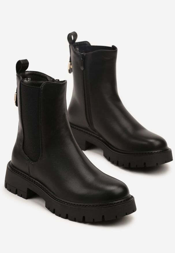 Born2be - Czarne Botki Sztyblety z Metaliczną Aplikacją z Tyłu Naluneia. Okazja: na co dzień. Kolor: czarny. Materiał: skóra, jeans. Wzór: aplikacja. Styl: casual