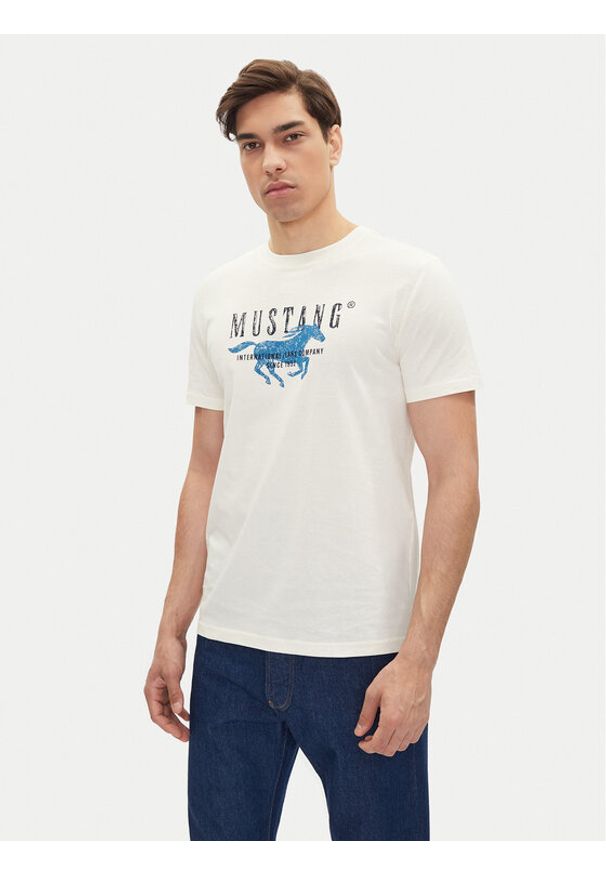 Mustang T-Shirt Austin 1016484 Biały Regular Fit. Kolor: biały. Materiał: bawełna