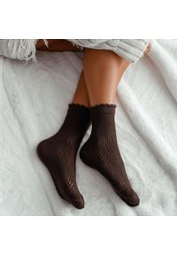 Milena - Czekoladowe skarpetki damskie w jodełkę 740. Kolor: brązowy. Materiał: poliamid, elastan, materiał, bawełna. Wzór: jodełka