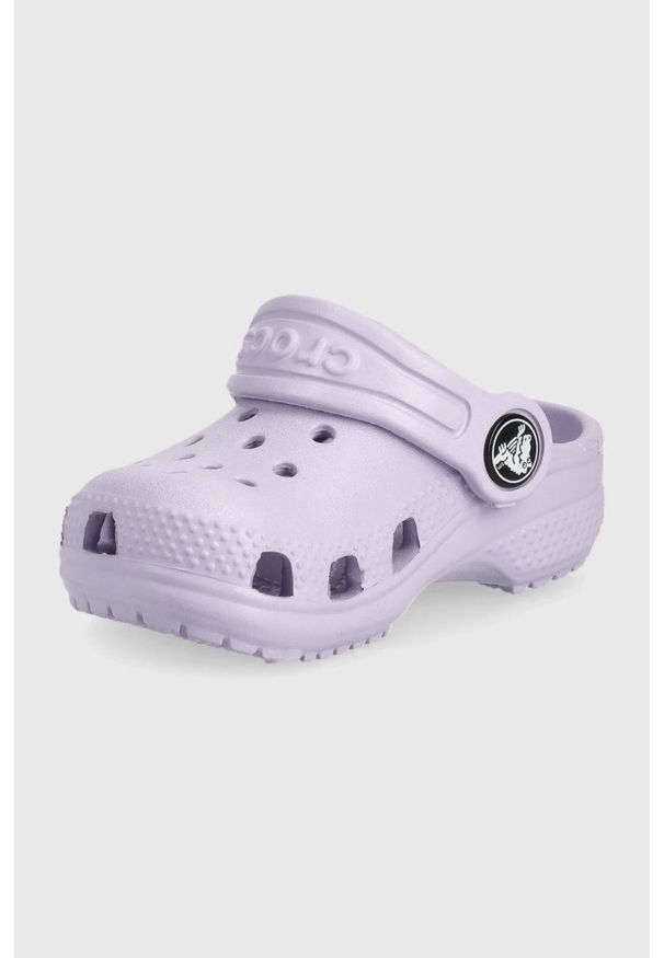 Crocs klapki dziecięce kolor fioletowy. Kolor: fioletowy. Materiał: guma, materiał. Wzór: gładki. Obcas: na obcasie. Wysokość obcasa: niski