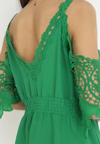 Born2be - Zielona Sukienka Mini Hiszpanka na Ramiączkach z Koronkowymi Rękawami i Gumką w Pasie Giovati. Okazja: na co dzień. Typ kołnierza: dekolt hiszpanka. Kolor: zielony. Materiał: koronka. Długość rękawa: na ramiączkach. Styl: casual. Długość: mini #5