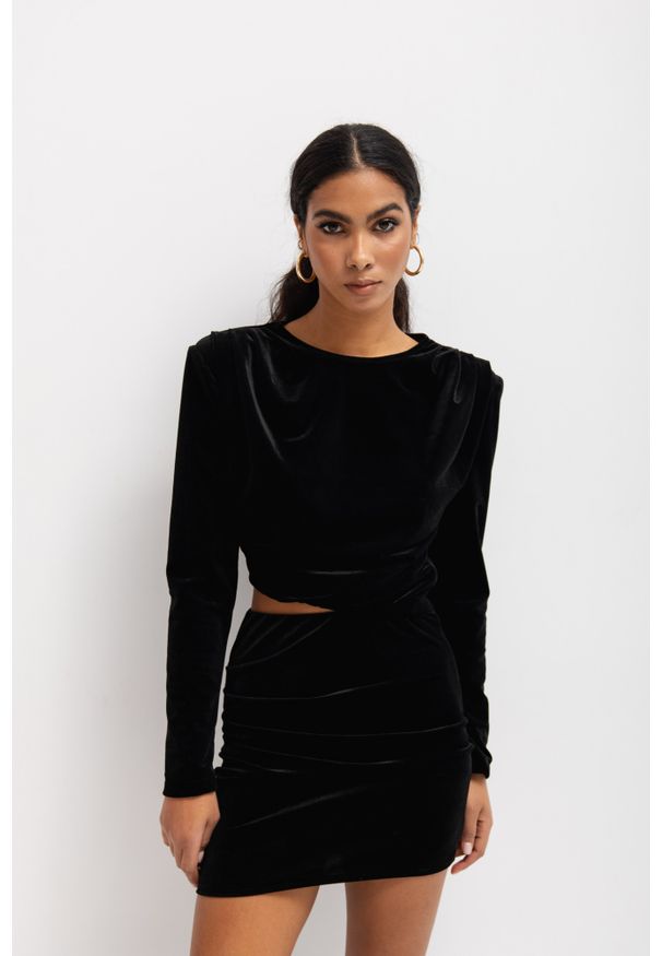 Marsala - Sukienka z wycięciem i długim rękawem w kolorze BLACK VELVET - MATHILDE-XS. Okazja: na imprezę. Kolor: czarny. Materiał: guma, welur, materiał, poliester. Długość rękawa: długi rękaw. Typ sukienki: proste, asymetryczne. Długość: mini