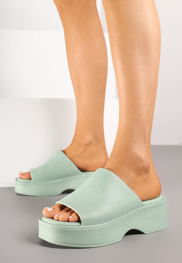 Renee - Jasnozielone Klapki z Pianki na Niskiej Platformie Flenira. Okazja: na co dzień. Kolor: zielony. Materiał: jeans. Obcas: na platformie. Styl: elegancki, casual