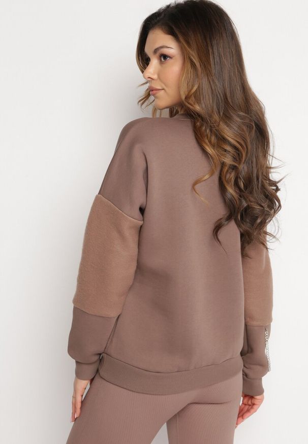 Born2be - Brązowa Bluza z Ozdobnym Łańcuszkiem Letonia. Typ kołnierza: bez kaptura. Kolor: brązowy. Materiał: bawełna, tkanina. Wzór: aplikacja