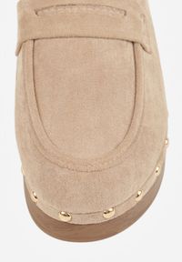 Renee - Beżowe Klapki Drewniaki o Fasonie Loafersów z Ozdobnymi Nitami Sargita. Okazja: na co dzień. Kolor: beżowy. Materiał: skóra. Wzór: haft. Styl: casual, elegancki #5