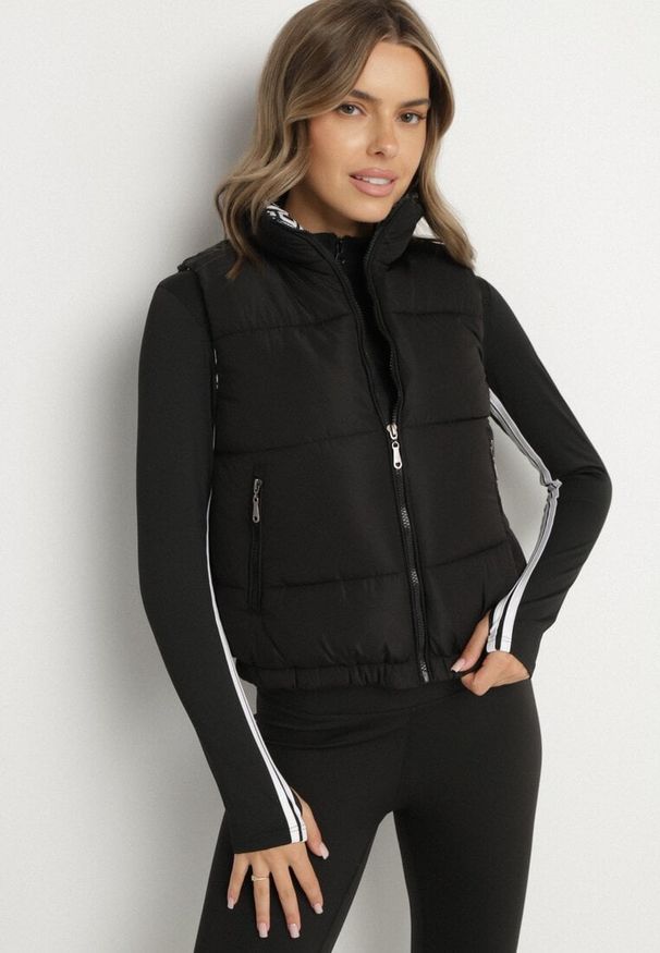 Born2be - Czarna Pikowana Kamizelka z Ozdobną Podszewką Olianela. Okazja: na spacer, na co dzień. Kolor: czarny. Materiał: jeans. Wzór: aplikacja. Styl: casual, elegancki