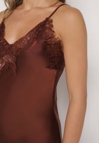 Born2be - Brązowa Asymetryczna Sukienka z Satyny Ozdobiona Koronką Monivea. Okazja: na co dzień. Kolor: brązowy. Materiał: satyna, koronka. Długość rękawa: na ramiączkach. Wzór: aplikacja, koronka. Typ sukienki: asymetryczne. Styl: casual, klasyczny #4