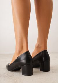 Born2be - Czarne Czółenka na Słupku VICES ze Skóry Naturalnej Alcilea. Nosek buta: otwarty. Kolor: czarny. Materiał: skóra. Obcas: na słupku. Wysokość obcasa: średni #7