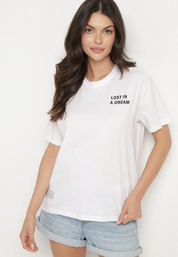 Born2be - Biało-Różowy Bawełniany T-shirt z Napisami Hallena. Okazja: na spotkanie biznesowe, na co dzień. Kolor: biały. Materiał: bawełna. Wzór: napisy. Styl: elegancki, biznesowy, klasyczny, casual