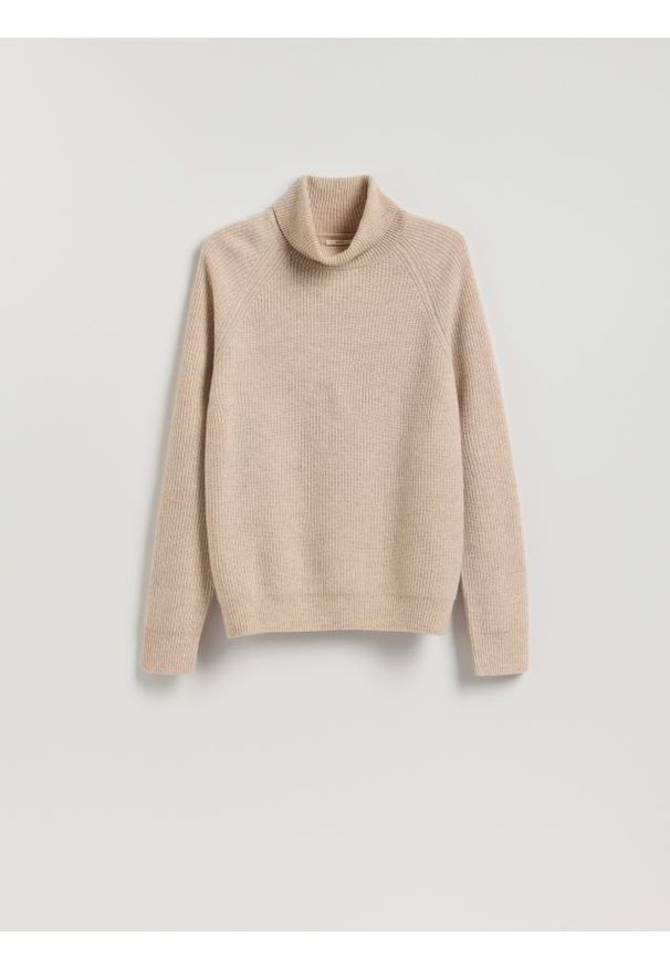 Reserved - Wełniany sweter z golfem - beżowy. Typ kołnierza: golf. Kolor: beżowy. Materiał: wełna