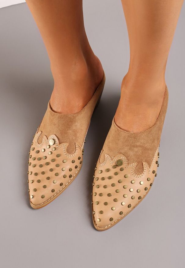 Born2be - Brązowe Klapki Mule na Stożku Stylizowane na Kowbojki z Nitami Lakedia. Okazja: na co dzień. Nosek buta: szpiczasty. Kolor: brązowy. Materiał: jedwab, jeans. Obcas: na stożku. Styl: elegancki, wizytowy, casual