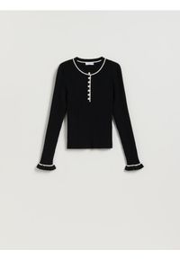 Reserved - Sweter w prążek - czarny. Kolor: czarny. Materiał: wiskoza, prążkowany, dzianina. Wzór: prążki