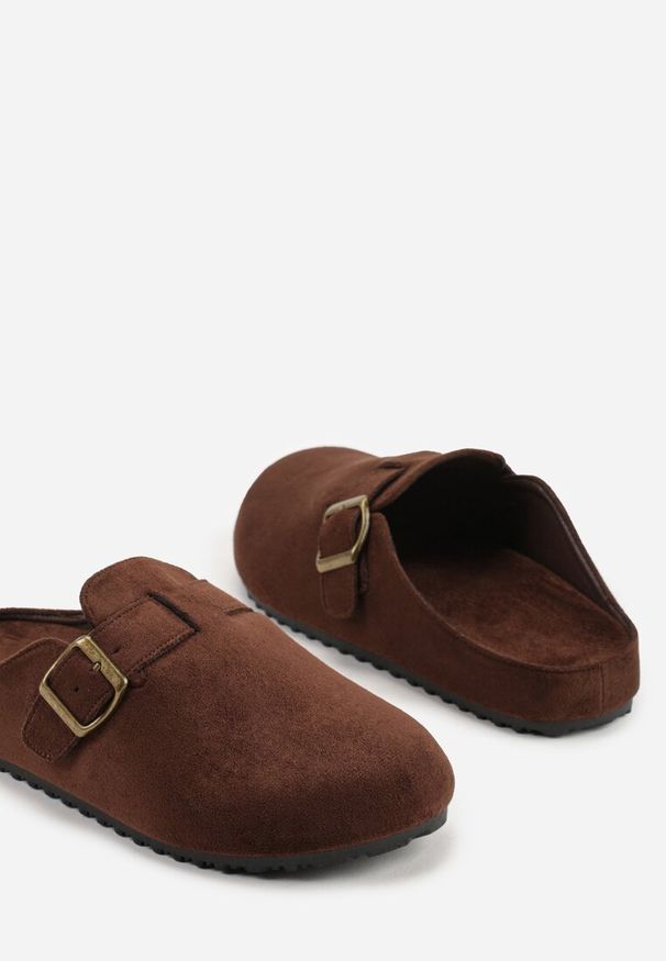 Renee - Ciemnobrązowe Klapki Mule z Imitacji Zamszu z Paskiem ze Sprzączką Anavitta. Okazja: na co dzień. Kolor: brązowy. Materiał: zamsz. Wzór: aplikacja. Sezon: lato. Styl: boho, casual