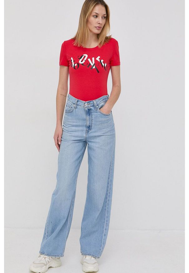 Love Moschino T-shirt damski kolor czerwony. Okazja: na co dzień. Kolor: czerwony. Materiał: dzianina. Wzór: nadruk. Styl: casual