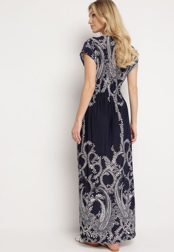 Born2be - Granatowa Sukienka z Gumką w Pasie i Kopertowym Dekoltem Pialica. Okazja: na co dzień. Typ kołnierza: dekolt kopertowy. Kolor: niebieski. Typ sukienki: kopertowe. Styl: elegancki, sportowy, casual