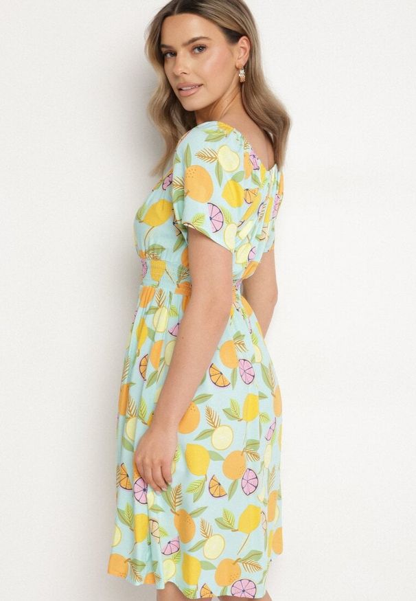 Born2be - Jasnoniebieska Sukienka Hiszpanka z Bawełną i Motywem Cytrusów Avfila. Okazja: na co dzień. Typ kołnierza: dekolt hiszpanka. Kolor: niebieski. Materiał: bawełna. Sezon: lato. Styl: casual, elegancki