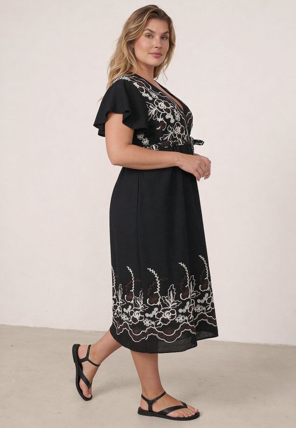 Born2be - Czarna Kopertowa Sukienka z Wiskozy Zdobiona Haftem i Wiązanym Paskiem Tasenea. Okazja: na co dzień. Kolekcja: plus size. Kolor: czarny. Materiał: wiskoza. Wzór: aplikacja, haft. Sezon: lato. Typ sukienki: kopertowe. Styl: elegancki, casual, boho