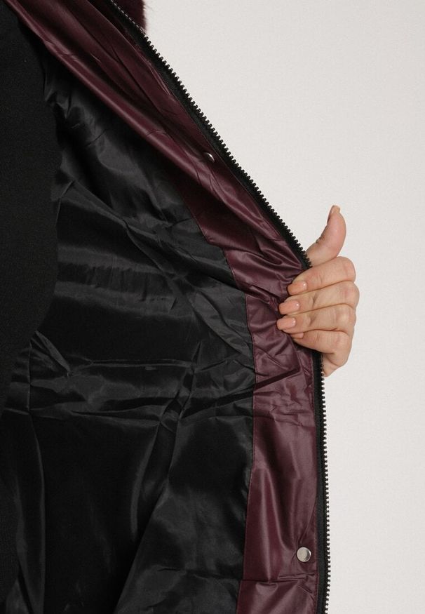 Born2be - Bordowa Długa Kurtka Pikowana z Odpinanym Kapturem i Futerkiem Retelma. Okazja: na co dzień. Kolor: czerwony. Materiał: futro. Długość: długie. Styl: casual