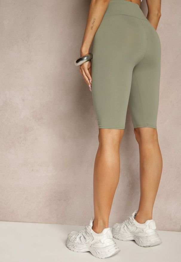 Renee - Zielone Klasyczne Szorty o Fasonie Kolarek Livindra. Okazja: na co dzień. Kolor: zielony. Styl: klasyczny