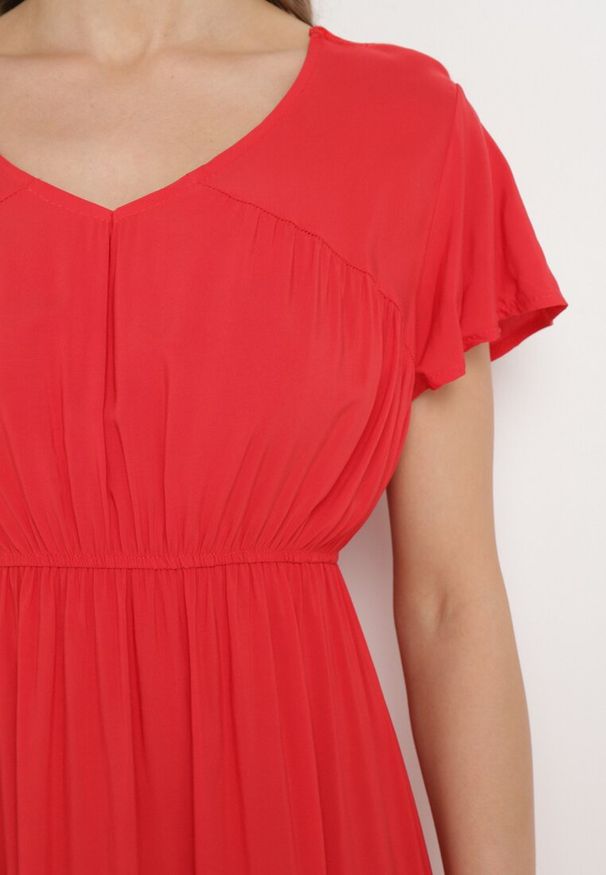 Born2be - Czerwona Sukienka z Wiskozy o Rozkloszowanym Kroju Folky. Okazja: na co dzień. Typ kołnierza: dekolt w kształcie V. Kolor: czerwony. Materiał: wiskoza. Styl: elegancki, casual