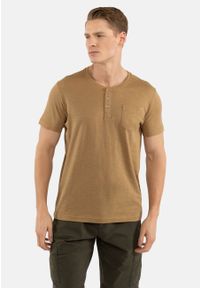 Volcano - T-shirt z rozpinanym dekoltem T-HUBRIS. Kolekcja: plus size. Materiał: materiał, bawełna. Długość rękawa: krótki rękaw. Długość: krótkie. Wzór: aplikacja. Styl: klasyczny #1