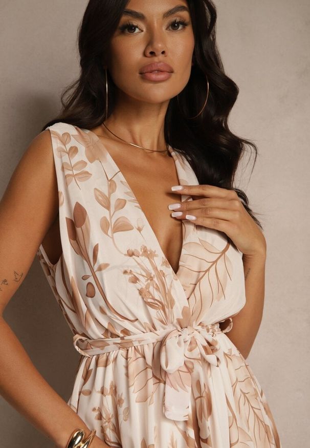 Renee - Beżowa Sukienka z Wiskozą z Kopertowym Dekoltem i Wiązanym Paskiem Natisolve. Typ kołnierza: dekolt kopertowy. Kolor: beżowy. Materiał: wiskoza. Typ sukienki: kopertowe. Styl: klasyczny