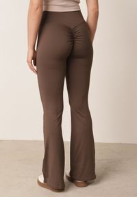 Born2be - Brązowe Legginsy o Kroju Dzwonów z Wysokim Stanem i Modelującym Marszczeniem Pronone. Okazja: na co dzień. Stan: podwyższony. Kolor: brązowy. Materiał: jeans. Długość: krótkie. Styl: elegancki, casual #2