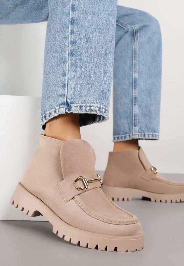 Renee - Ciemnobeżowe Botki w Stylu Loafersów Zdobione Metaliczną Aplikacją Aqianey. Kolor: beżowy. Materiał: jeans. Wzór: aplikacja. Styl: klasyczny