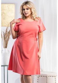 KARKO - Sukienka trapezowa elegancka z klamerkami po boku IRYNA koralowa. Okazja: do pracy, na komunię, na imprezę. Kolekcja: plus size. Kolor: pomarańczowy. Materiał: tkanina, poliester, elastan, wiskoza. Długość rękawa: krótki rękaw. Typ sukienki: trapezowe. Styl: elegancki. Długość: midi #1