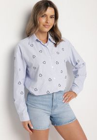 Born2be - Niebiesko-Granatowa Koszula o Kroju Oversize w Paski Zdobiona Haftem w Serca Nitariena. Okazja: do pracy, na spotkanie biznesowe, na co dzień. Typ kołnierza: kołnierzyk klasyczny. Kolor: niebieski. Materiał: bawełna, materiał. Długość rękawa: długi rękaw. Długość: długie. Wzór: haft, paski, aplikacja. Styl: klasyczny, casual, elegancki, biznesowy