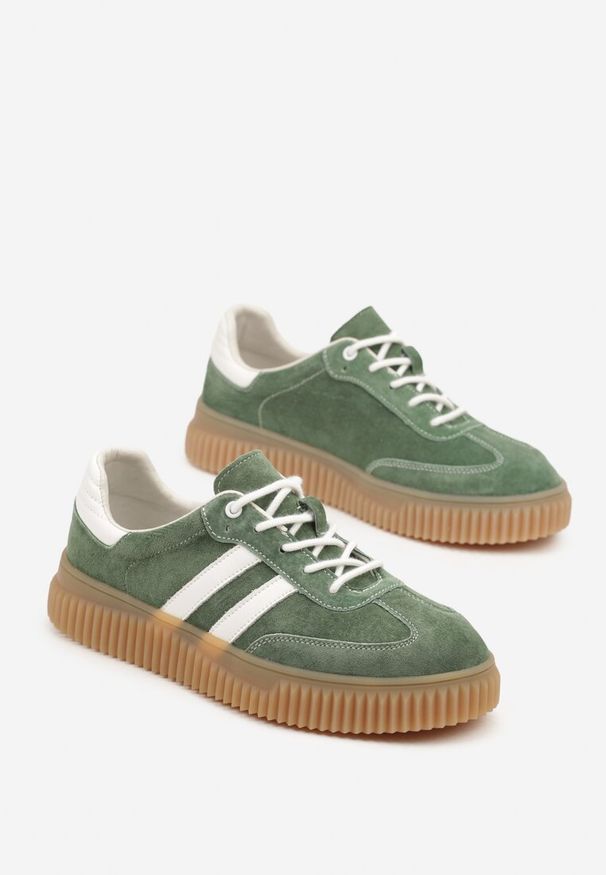 Renee - Zielone Zamszowe Sneakersy w Stylu Kultowych Tenisówek ze Skórzaną Wkładką Tenannia. Nosek buta: okrągły. Zapięcie: sznurówki. Kolor: zielony. Materiał: zamsz, skóra. Obcas: na obcasie. Wysokość obcasa: niski