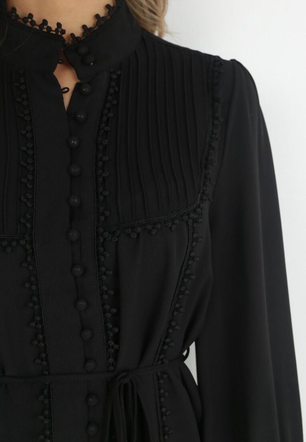 Born2be - Czarna Sukienka ze Stójką i Koronkowymi Lamówkami Zelna. Typ kołnierza: kołnierzyk stójkowy. Kolor: czarny. Materiał: koronka. Typ sukienki: koszulowe. Styl: retro. Długość: midi