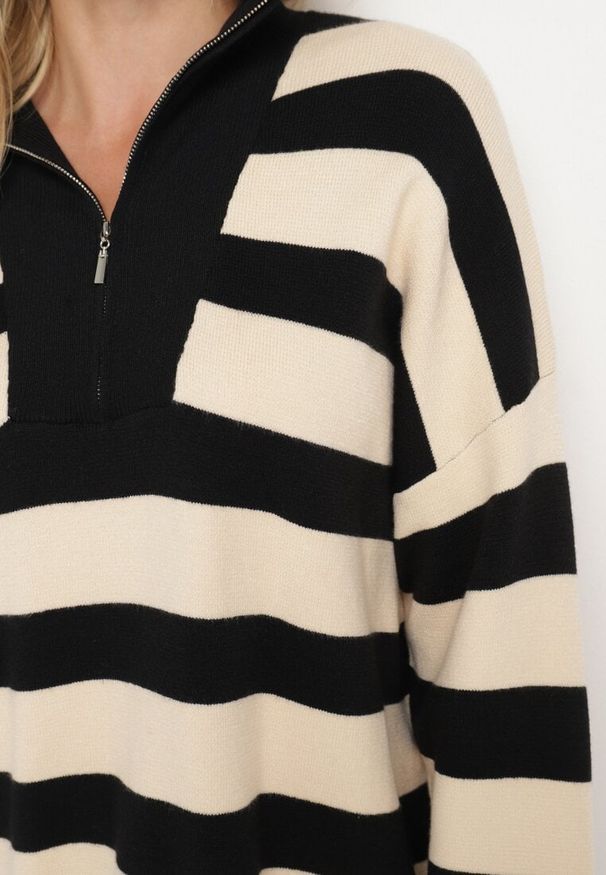 Born2be - Czarno-Beżowy Golf w Paski Ozdobiony Suwakiem Zinorae. Okazja: na co dzień. Typ kołnierza: golf. Kolor: czarny. Materiał: jeans. Wzór: aplikacja, paski. Styl: casual, elegancki