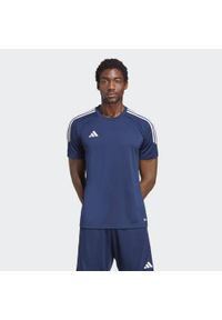 Koszulka do piłki nożnej męska Adidas Tiro 23 Training JSY z krótkim rękawem. Kolor: biały, wielokolorowy, niebieski. Materiał: tkanina, poliester, prążkowany. Długość rękawa: krótki rękaw. Długość: krótkie
