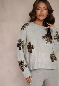Renee - Jasnoszary Sweter Ozdobiony Cekinami i Naszywkami w Kształcie Kwiatów Cialuna. Okazja: na co dzień. Kolor: szary. Materiał: jeans. Wzór: aplikacja, kwiaty. Styl: elegancki, casual #4