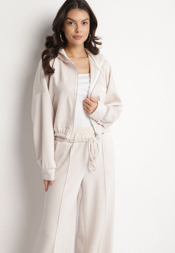 Born2be - Jasnobeżowy Komplet Dresowy z Wiskozą Bluza z Kapturem i Szerokie Spodnie Lanriva. Kolor: beżowy. Materiał: dresówka, wiskoza. Wzór: gładki
