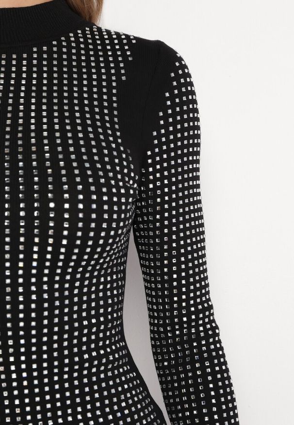 Born2be - Czarna Dopasowana Sukienka Mini w Cyrkonie Stelladi. Kolor: czarny. Materiał: materiał. Wzór: aplikacja. Długość: mini