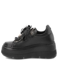 Czarne Sneakersy Karino Skórzane Obuwie Damskie Na Platformie. Okazja: na co dzień. Zapięcie: sznurówki. Kolor: czarny. Materiał: skóra. Obcas: na platformie. Styl: casual, elegancki #7