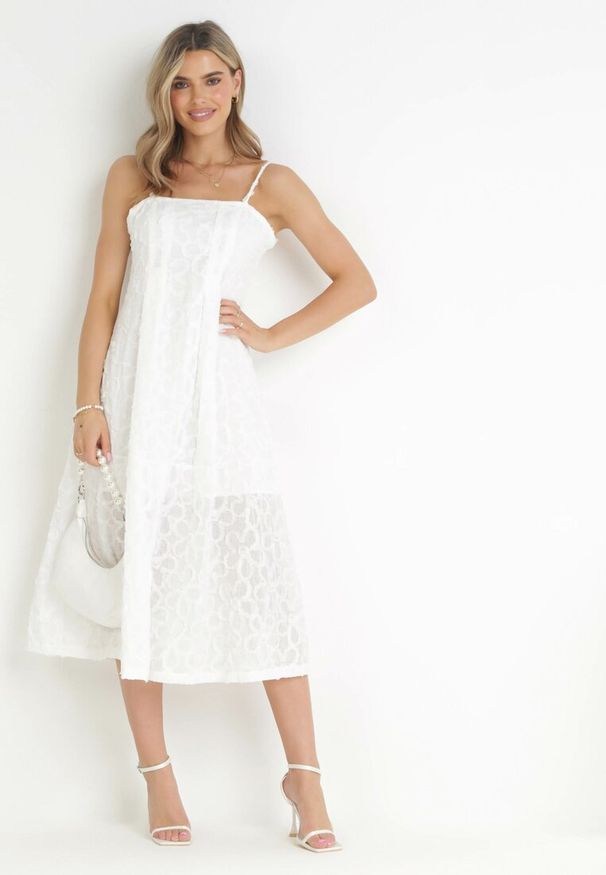 Born2be - Biała Sukienka z Kwadratowym Dekoltem i Ozdobną Fakturą Raiya. Typ kołnierza: dekolt kwadratowy. Kolor: biały. Materiał: tkanina. Długość rękawa: na ramiączkach. Styl: wizytowy