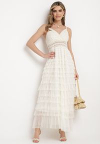 Born2be - Beżowa Sukienka na Regulowanych Ramiączkach z Koronką i Falbankami DIoenama. Okazja: na co dzień. Typ kołnierza: kołnierz z falbankami. Kolor: beżowy. Materiał: koronka. Długość rękawa: na ramiączkach. Wzór: koronka. Styl: casual #5