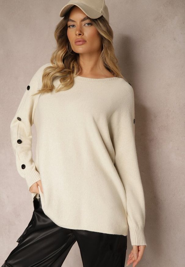 Renee - Jasnobeżowy Sweter z Wiskozą i Bawełną Ozdobiony Guzikami Ciavonne. Okazja: na co dzień. Kolor: beżowy. Materiał: bawełna, wiskoza. Długość rękawa: długi rękaw. Długość: długie. Wzór: aplikacja. Styl: casual