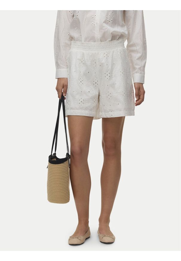 Vero Moda Szorty materiałowe Eliza 10346709 Biały Regular Fit. Kolor: biały. Materiał: bawełna