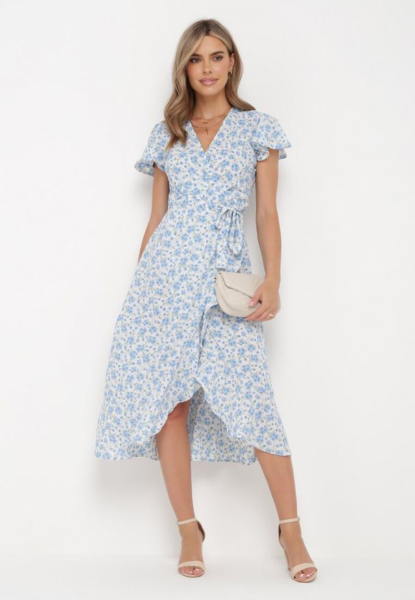 Born2be - Niebieska Kopertowa Rozkloszowana Sukienka Midi z Falbanką Bakera. Kolor: niebieski. Wzór: aplikacja. Typ sukienki: kopertowe. Długość: midi