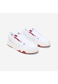 Decathlon - Buty sportowe męskie CJ80. Kolor: biały, czerwony, wielokolorowy. Materiał: guma, skóra, kauczuk. Szerokość cholewki: normalna. Sport: turystyka piesza