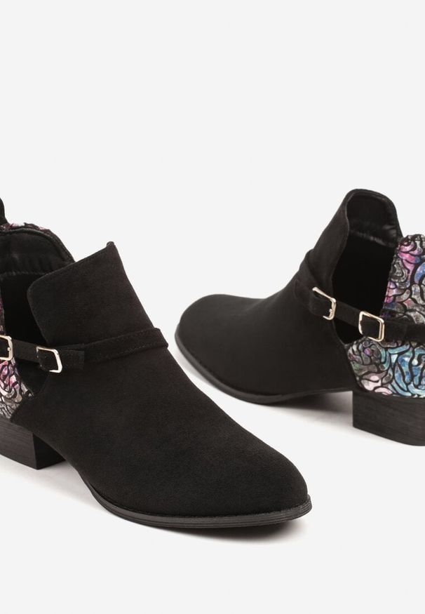 Born2be - Czarne Botki Vices na Obcasie Ozdobione Kwiatowym Motywem Selatea. Okazja: na co dzień. Kolor: czarny. Materiał: dzianina. Wzór: kwiaty, aplikacja. Obcas: na obcasie. Styl: elegancki, casual, klasyczny. Wysokość obcasa: średni