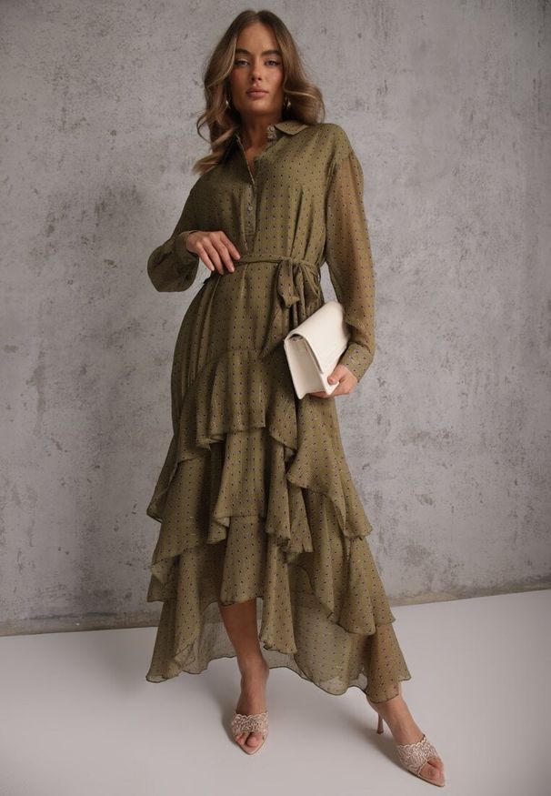 Renee - Zielona Sukienka o Koszulowym Kroju z Przedłużonym Tyłem i Falbanami Savarinna. Kolor: zielony. Materiał: poliester. Typ sukienki: koszulowe