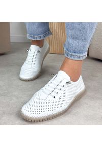 Białe skórzane półbuty damskie Filippo Dp6140/26. Okazja: na spacer, na co dzień. Nosek buta: okrągły. Kolor: biały. Materiał: skóra. Szerokość cholewki: normalna. Wzór: ażurowy. Sezon: wiosna, jesień, lato. Styl: casual, elegancki, klasyczny #1