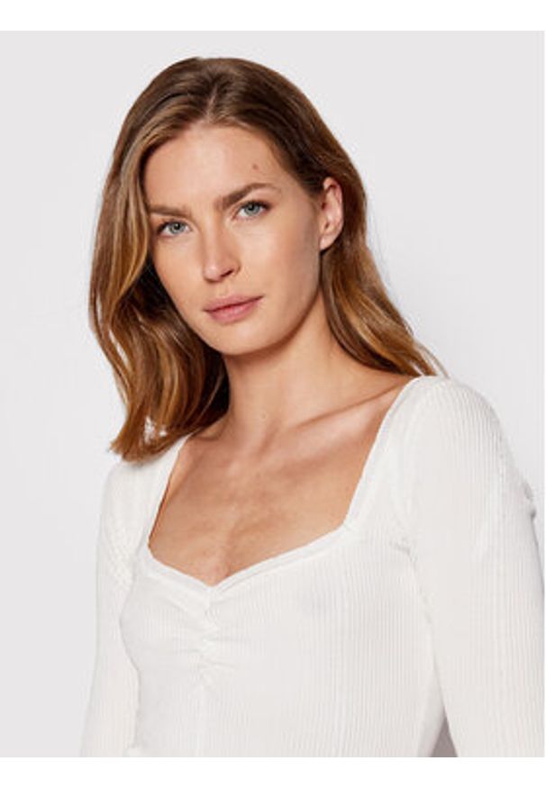 Guess Sukienka codzienna W2YK53 Z30K0 Biały Flare Fit. Okazja: na co dzień. Kolor: biały. Materiał: wiskoza. Typ sukienki: proste. Styl: casual